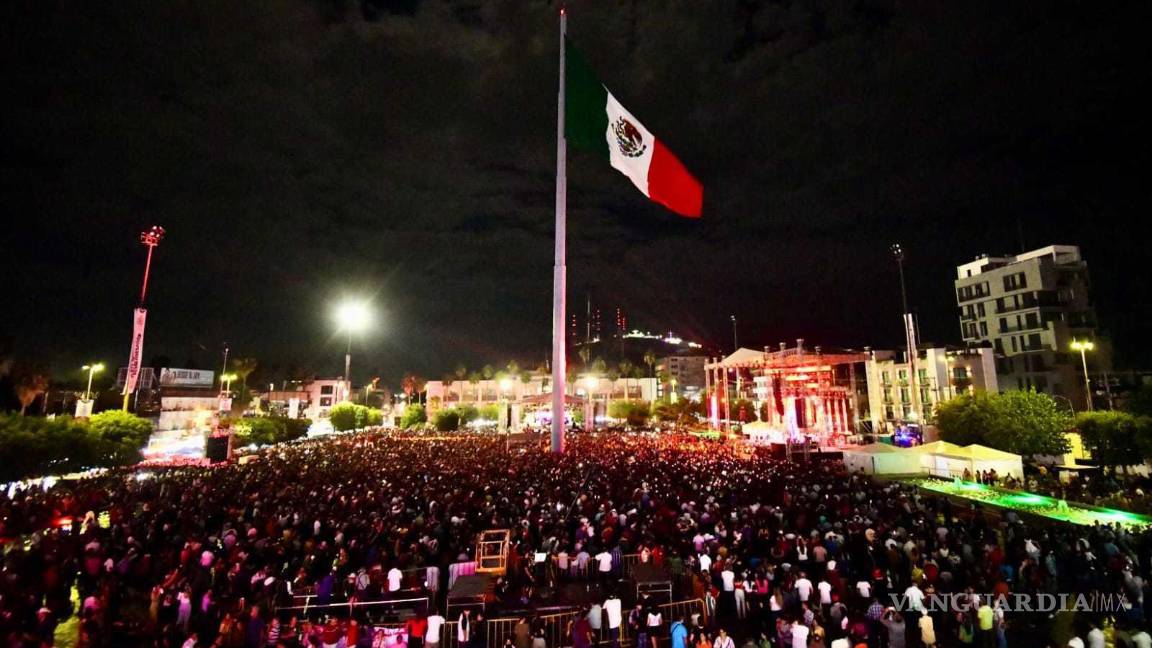 $!Miles de ciudadanos entonan el Himno Nacional Mexicano durante la ceremonia del Grito en Torreón.