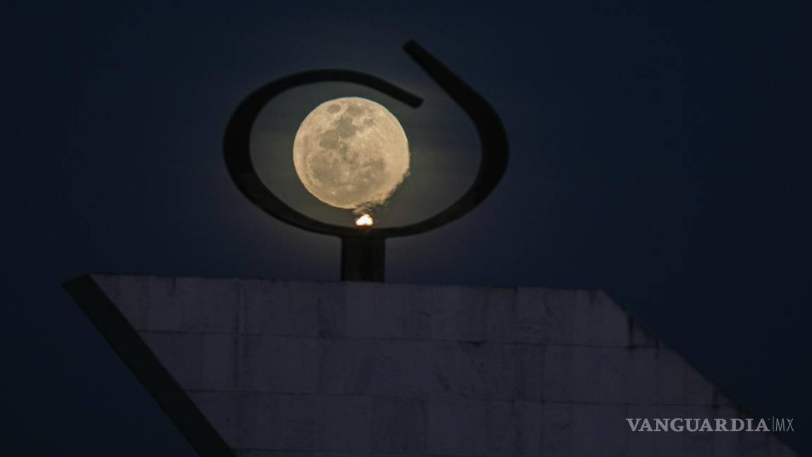 $!Fotografía de la superluna del ciervo a través del Panteón de la Patria y la Libertad, hoy en Brasilia (Brasil).