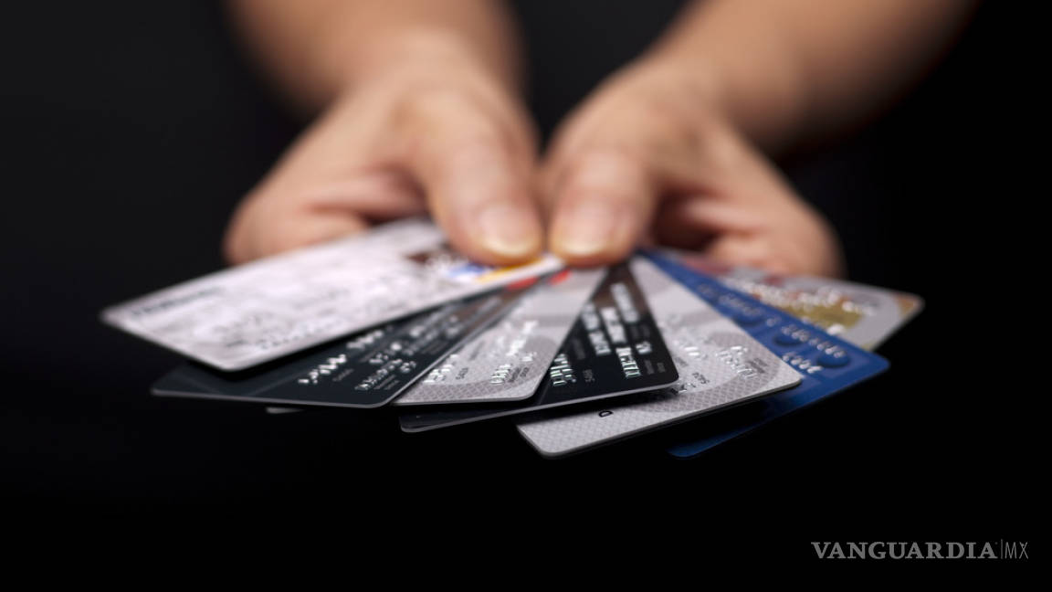 Registran baja en tarjetas de crédito; bancos colocan 424 mil menos