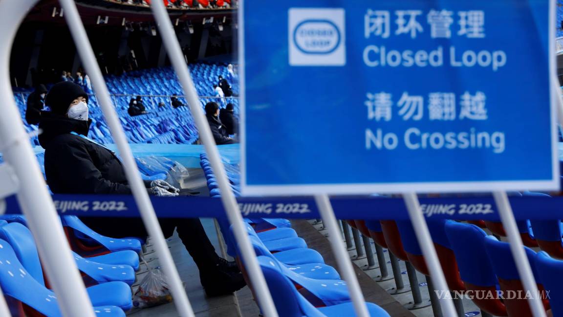 $!Una persona sentada en las gradas detrás de un puesto que dice “Circuito cerrado - Sin cruce” en Beijing China. EFE/EPA/Alex Plavevski