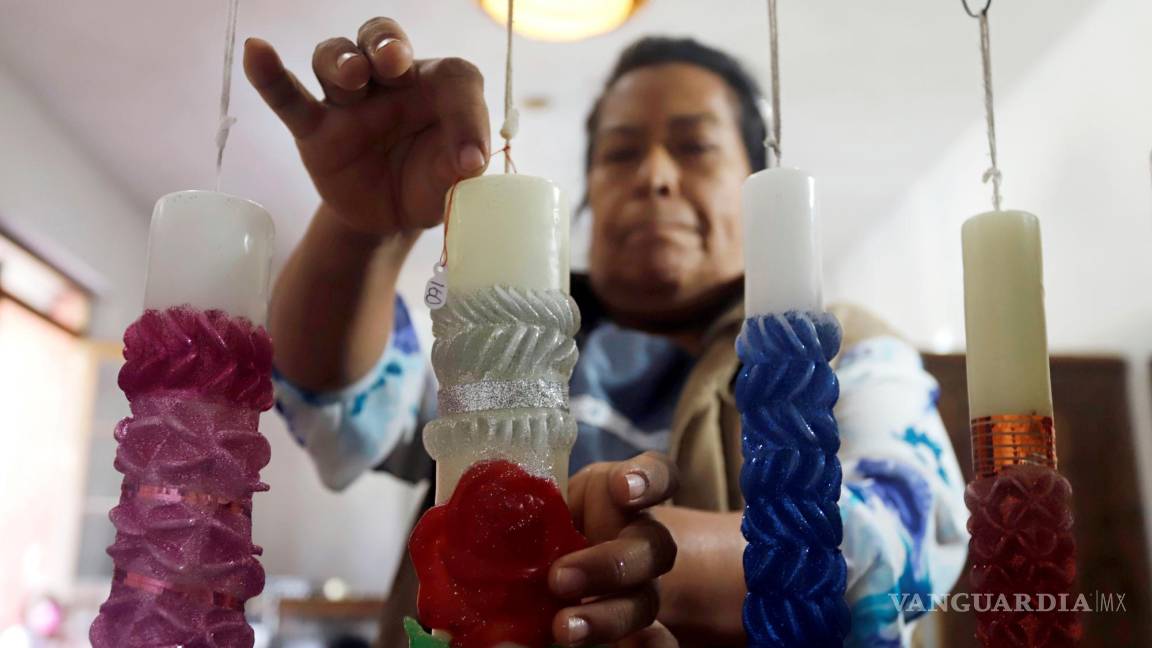 Velas escamadas iluminan el camino de las almas en los altares del Día de Muertos en México