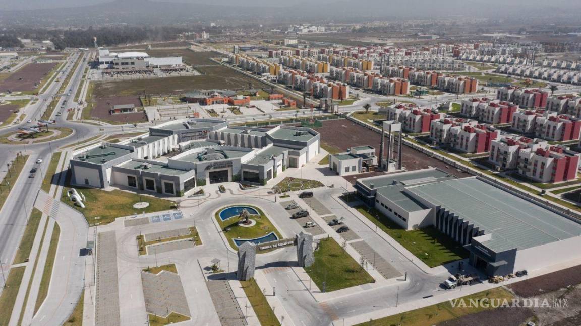 $!A un costado del aeródromo puede verse la base aérea de Santa Lucía y una ciudad militar.