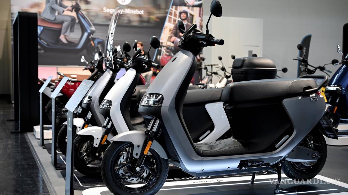 $!Segway-Ninebot e-scooters en exhibición en el primer día de vista previa de prensa del Salón Internacional del Automóvil IAA en Munich, Alemania. EFE/EPA/Sascha Stenbach