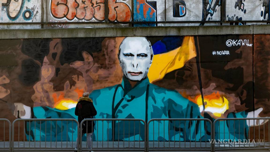 $!Lord Voldemort con el rostro de Vladimir Putin, creado por KAWU, en una pared en Poznan, Polonia. EFE/Jakub Kaczmarczyk