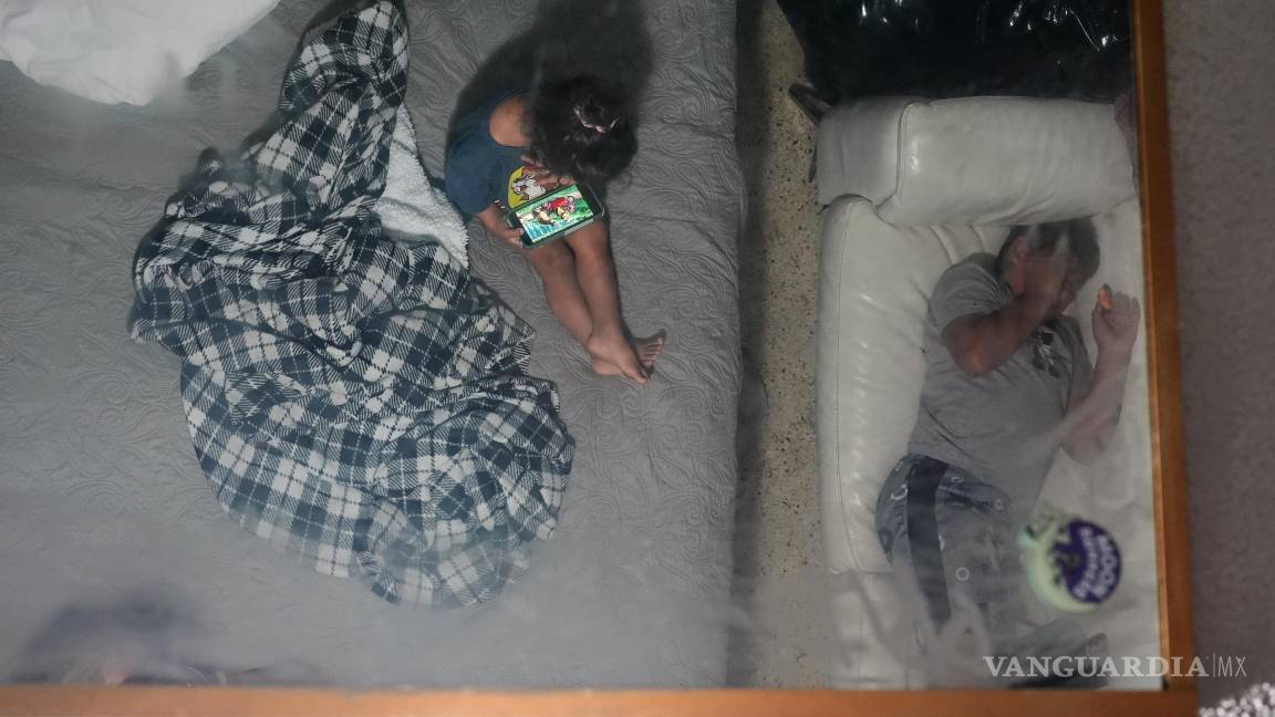 $!Imagen de dos hermanos se refleja en el espejo del techo de la habitación de motel donde viven en Miami con su madre, luego de que su padre fue deportado.