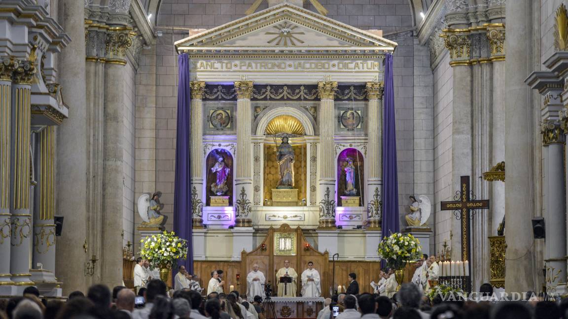 $!Religiosas, feligreses y seminaristas se congregaron desde temprana hora para participar en la bendición de los Santos Óleos en el corazón de la capital coahuilense.