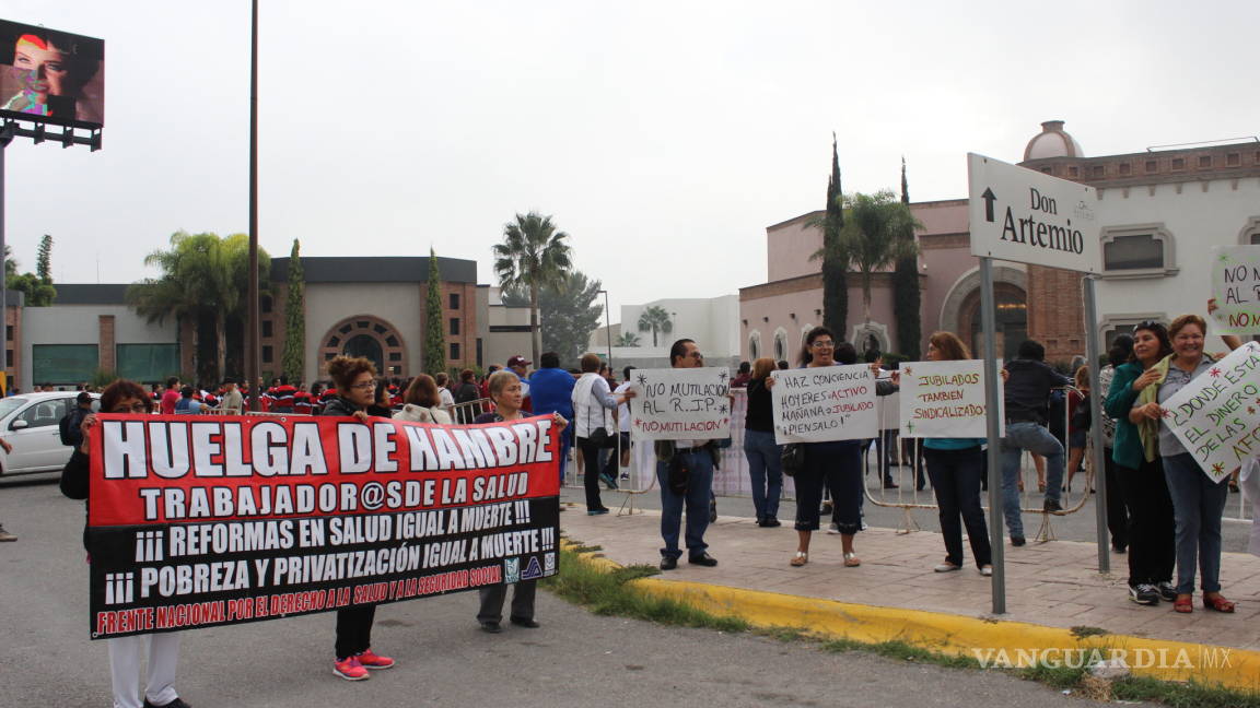 Protestan trabajadores del IMSS en Saltillo por posible eliminación de jubilaciones