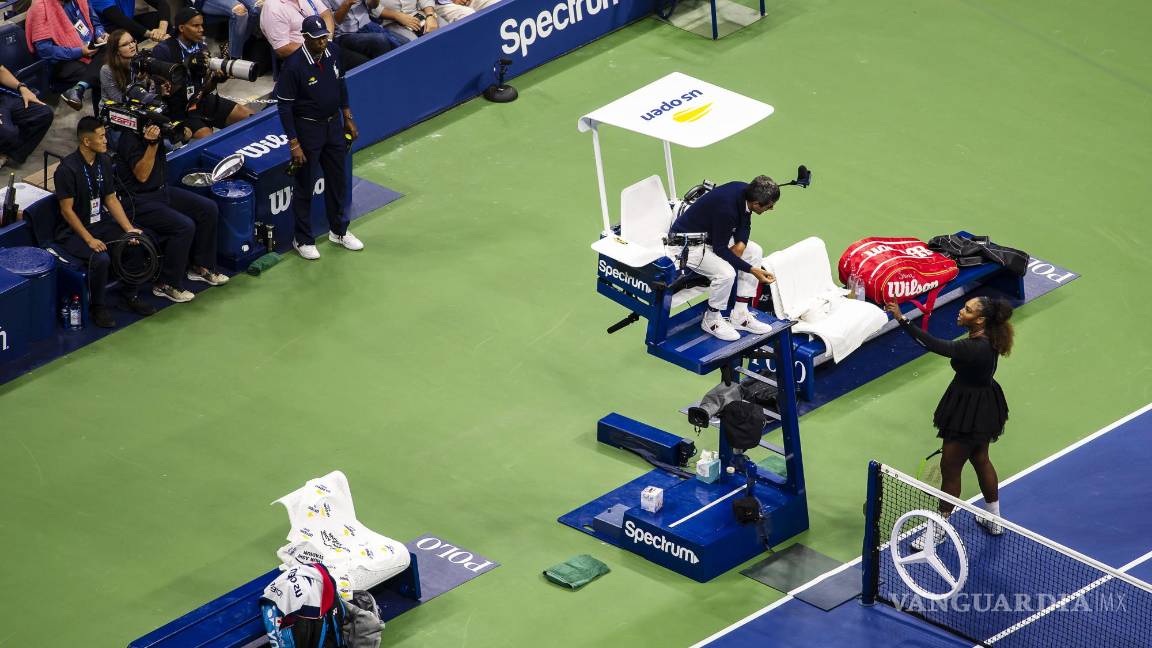 $!Serena Williams le habla al juez de silla, Carlos Ramos, durante su derrota en la final del Abierto de Estados Unidos frente a Naomi Osaka en el estadio Arthur Ashe del Centro Nacional de Tenis Billie Jean King de la USTA en Nueva York.