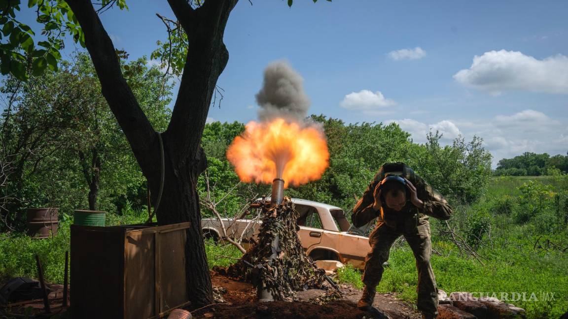 $!Un soldado ucraniano dispara un mortero contra posiciones rusas en el frente cerca de Bakhmut, región de Donetsk, Ucrania.