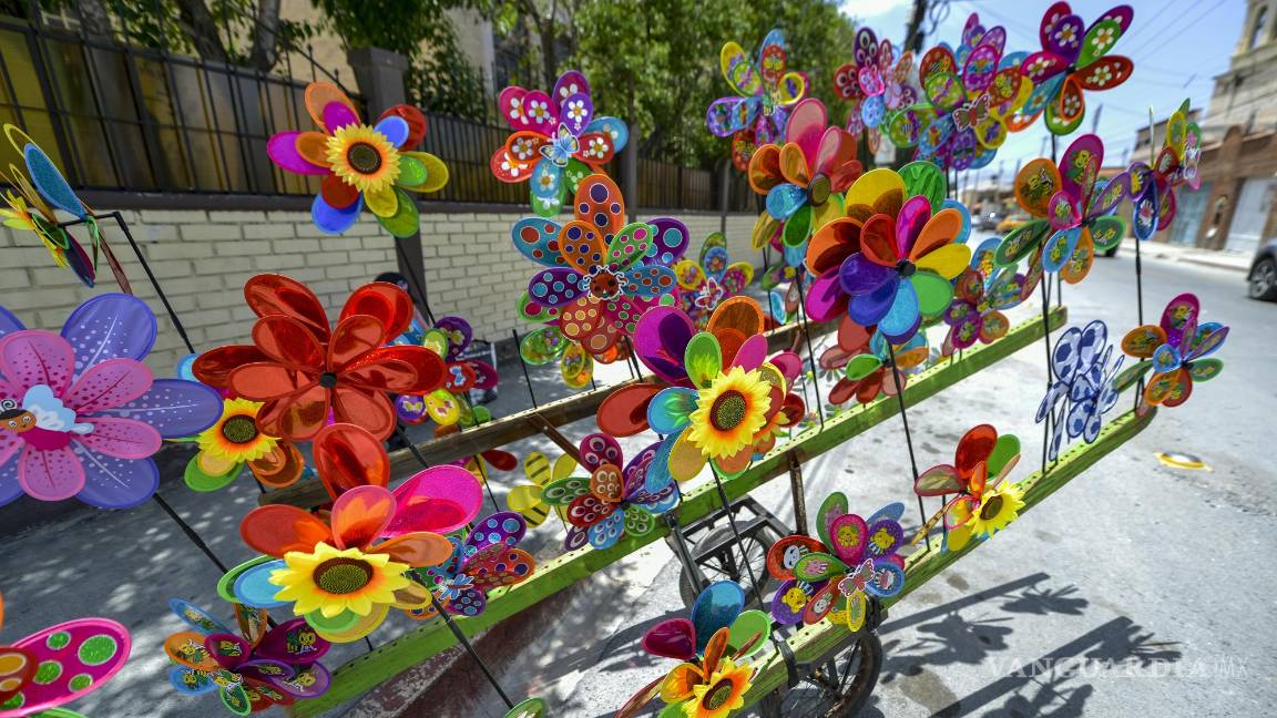 $!Un rehiletero de Toluca ofrece sus productos en el centro de la ciudad.