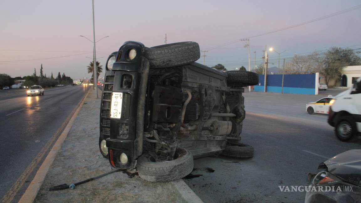 Choque con volcadura en Saltillo deja a una mujer hospitalizada