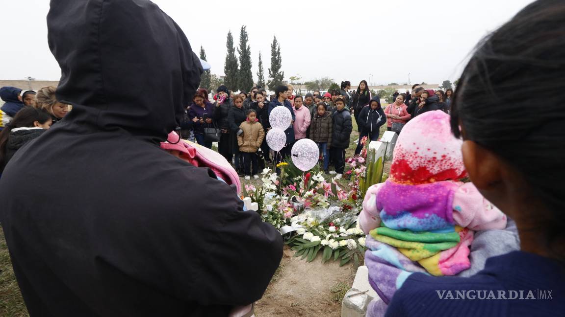 $!Despiden a bebé Karol Nahomi con mariachi y banda en panteón de Saltillo; madre de la pequeña no acude al funeral