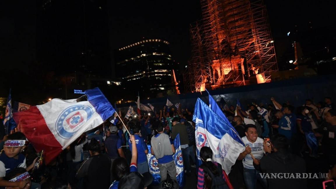 $!Después de 23 años en silencio, así celebran aficionados al campeón Cruz Azul