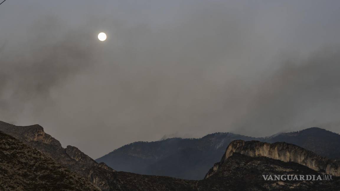 $!Saltillo, Coahuila 14 de mayo del 2022 Incendio en lo alto del Cañón de San Lorenzo, visto desde la colonia Parajes de Santa Elena.
