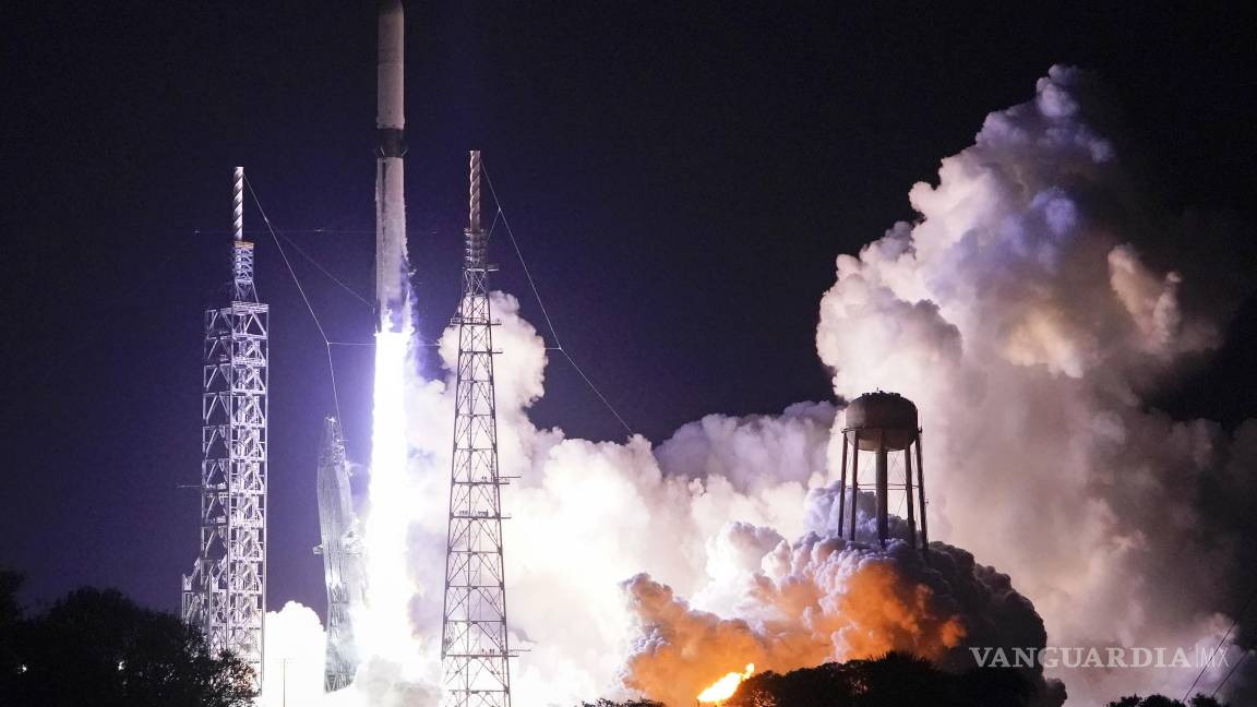 $!El cohete New Glenn de Blue Origin despega del Complejo de Lanzamiento 36 en la Estación de la Fuerza Espacial de Cabo Cañaveral en Cabo Cañaveral, Florida.