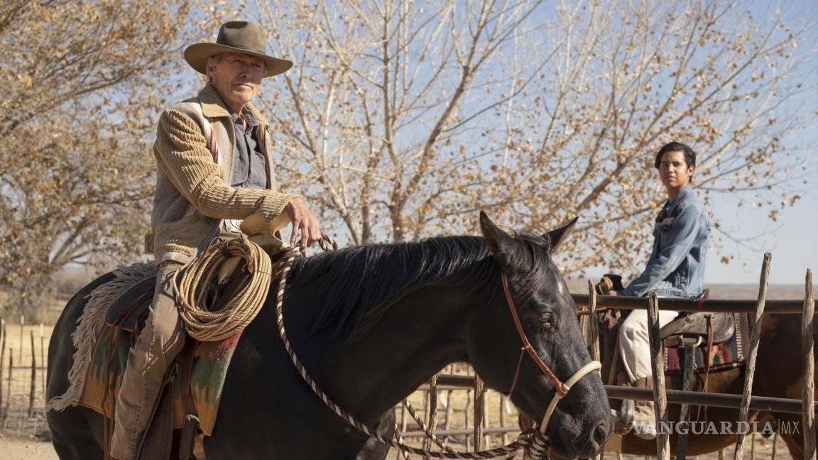 $!USA1619. LOS ÁNGELES (ESTADOS UNIDOS), 16/09/2021.- Fotografía cedida por Warner Bros. donde aparece los actores Clint Estwood (i) como Mike Milo y Eduardo Minett como Rafo, durante una escena de la película Cry Macho, que desembarca este viernes en las salas de cine. EFE/Claire Folger/Warner Bros.