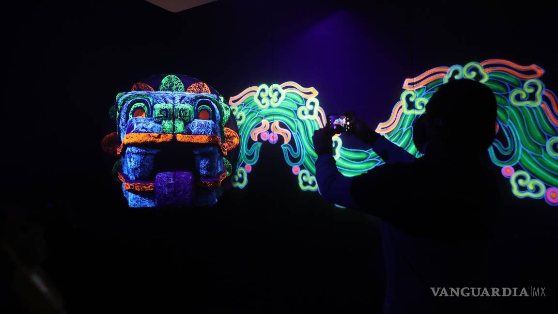 $!Visitantes observan la exposición “Inframundo” con motivo del Día de Muertos en Ciudad de México. EFE/Sáshenka Gutiérrez