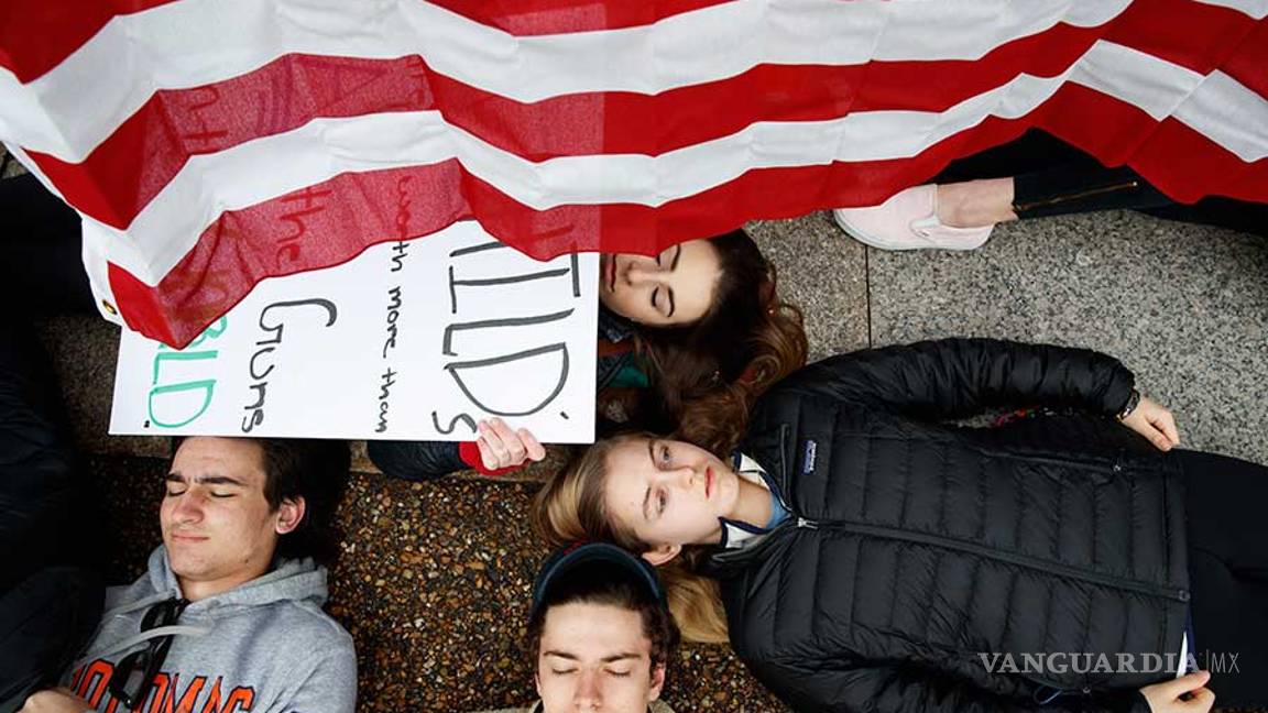 $!Jóvenes se tumban ante la Casa Blanca para exigir control de armas