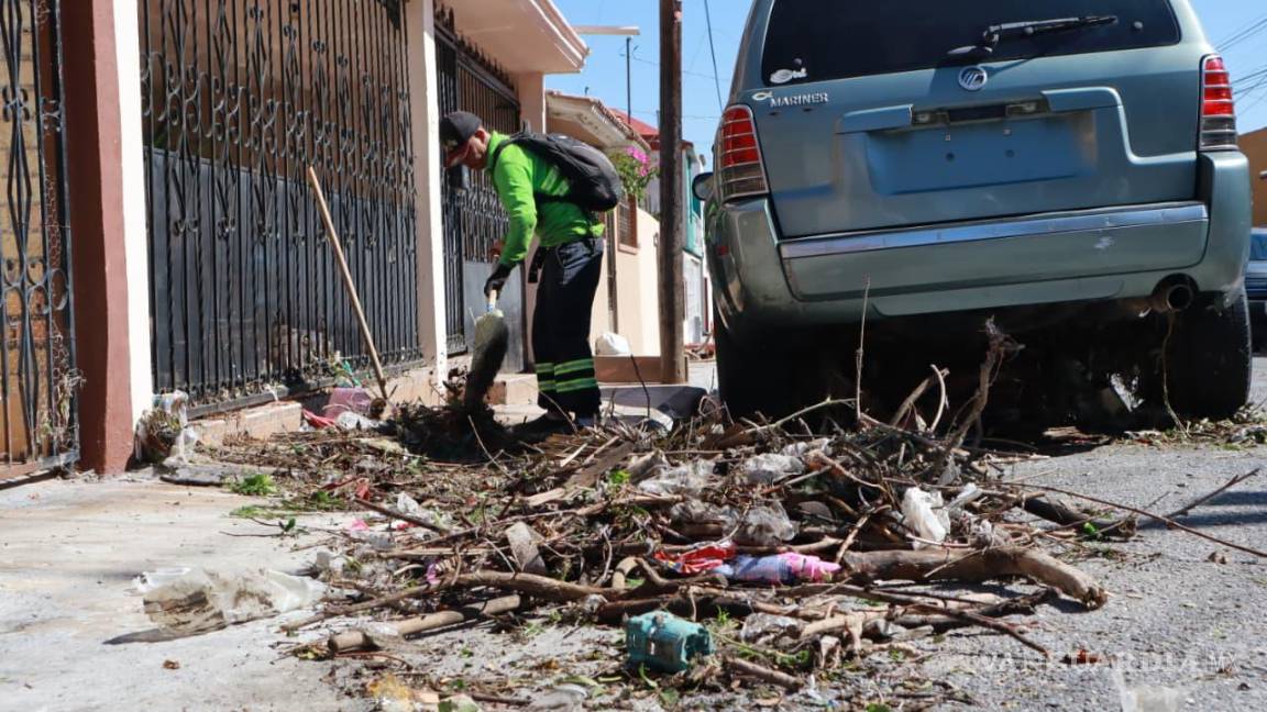 $!La lluvia del jueves dejó convertida a la ciudad en un enorme basurero.