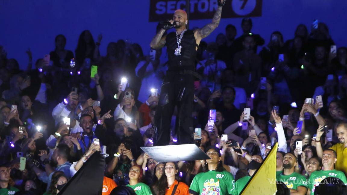 $!El cantante colombiano Maluma canta durante su concierto Medallo en el mapa en Medellín, Colombia.