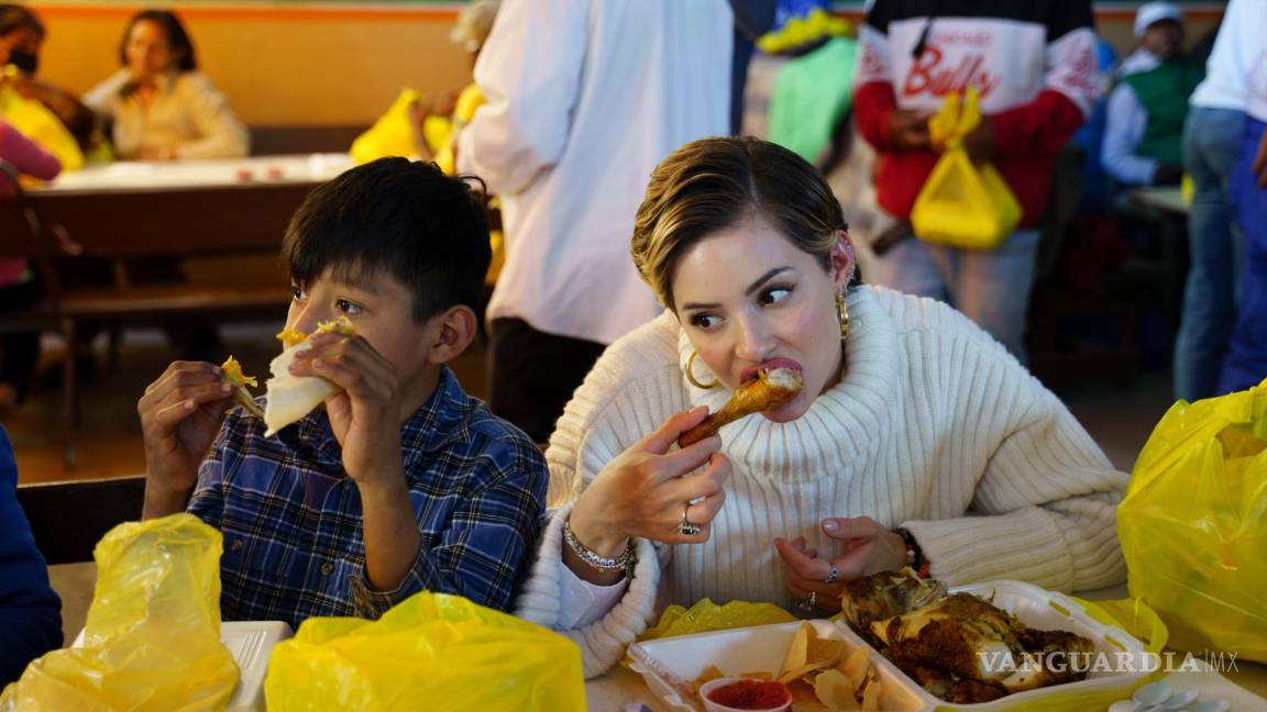 Samuel García y Mariana Rodríguez dan clase de sencillez; comen en El Pozo con afectados de incendio