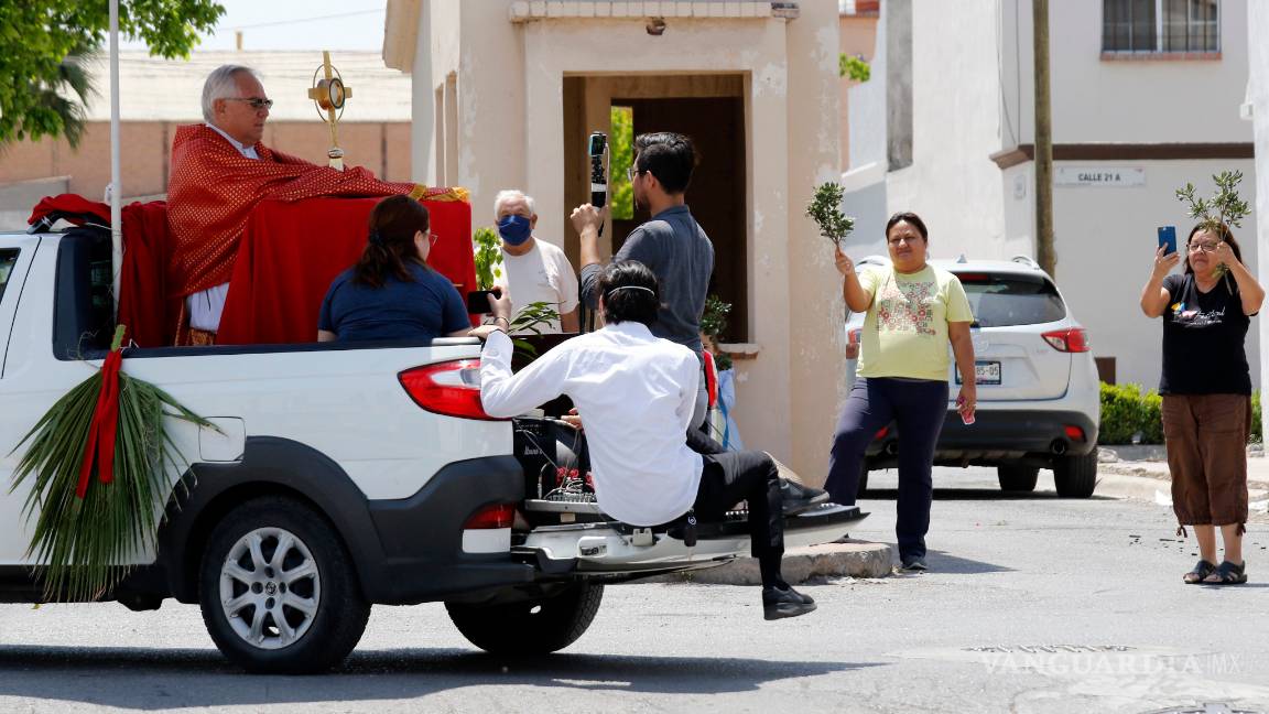 $!Celebran feligreses en Saltillo el Domingo de Ramos con templos cerrados
