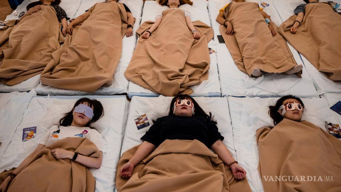 $!Los clientes meditan y duermen en Creative Shelter durante la sesión en Shanghai, China. EFE/EPA/Alex Plavevki