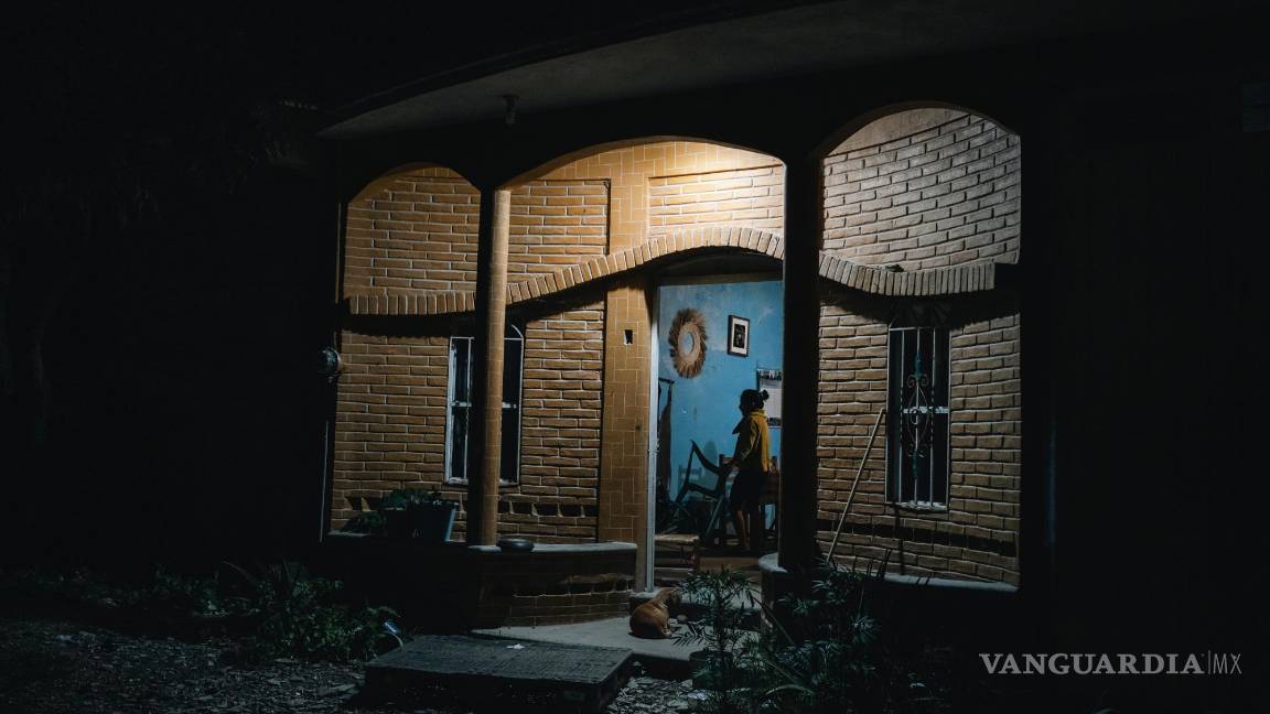 $!Mayrani Ascencio, cuyo hermano Benjamin es uno de los 43 estudiantes desaparecidos hace 10 años, en su casa en Tixtla, en el estado de Guerrero, México.