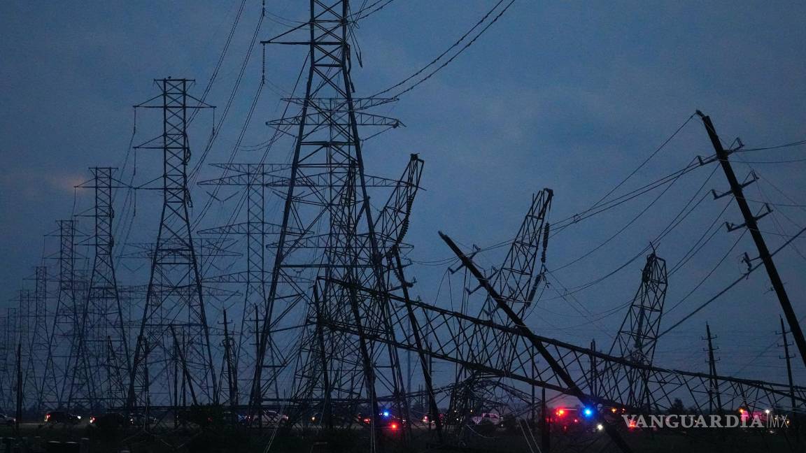 $!Las líneas de transmisión eléctrica están caídas cerca de Grand Parkway y West Road después de una tormenta en Cypress, Texas.