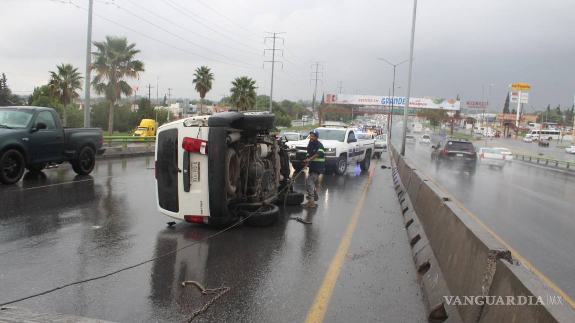 Lluvias y cansancio provocan que joven termine volcado, al oriente de Saltillo