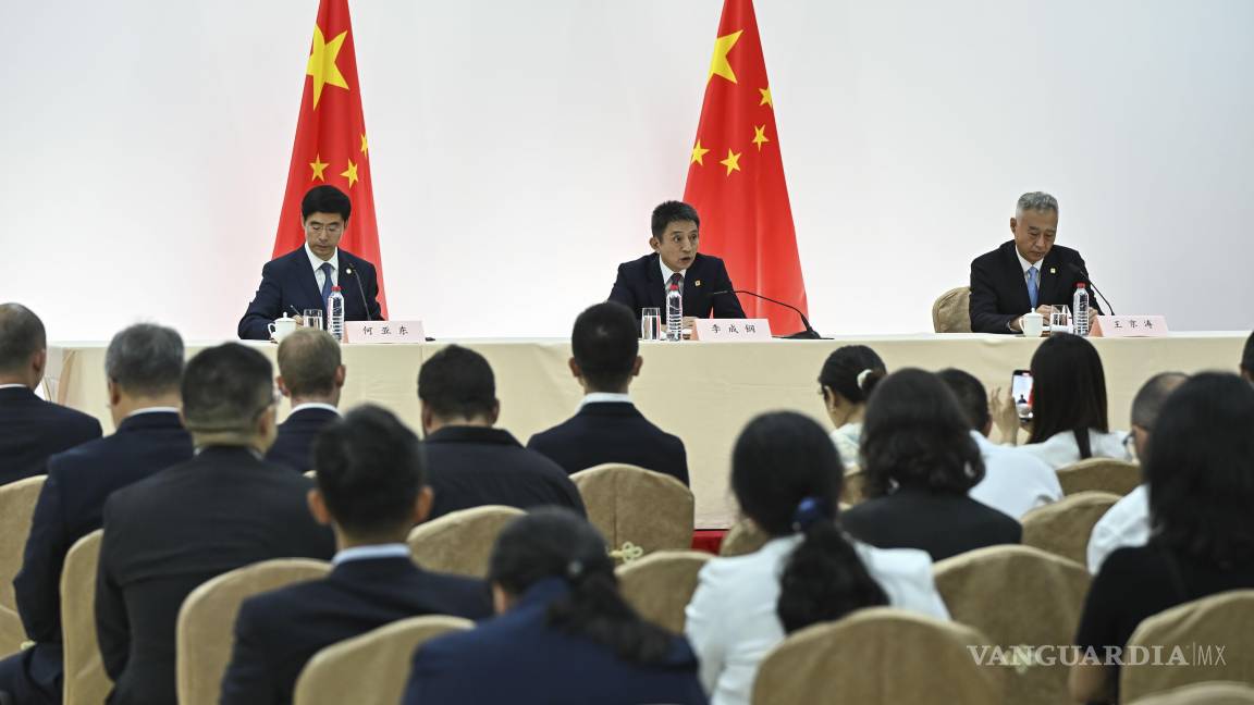 $!El viceministro de Comercio chino, Li Chenggang (c), en la rueda de prensa en la que confirmó el acuerdo alcanzado con Estados Unidos sobre TikTok.