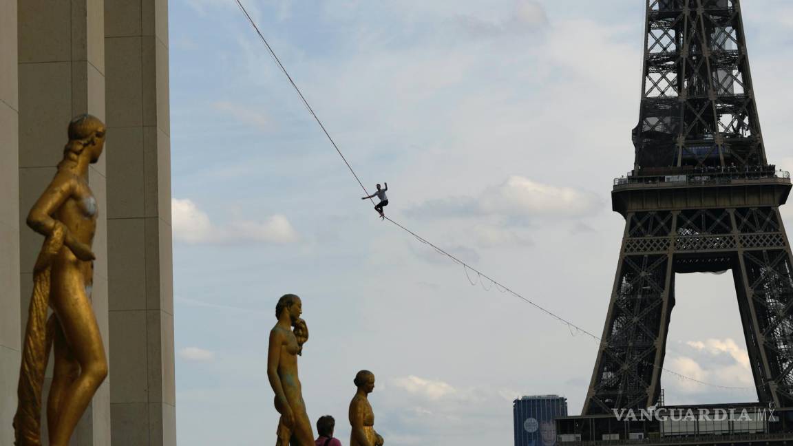 $!El slackliner francés Nathan Paulin actúa por segunda vez en un slackline de 70 metros de altura entre la Torre Eiffel y el Teatro Chaillot al otro lado del río Sena, en París. AP/Francois Mori