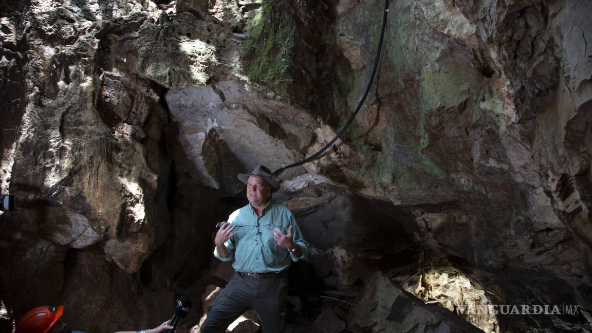 $!El profesor Lee Berger, de la Universidad de Witwatersrand, habla con los medios de comunicación en la cueva donde se descubrió el fósil de un individuo de la especie Homo naledi, dentro de la cueva Rising Star, cerca de Johannesburgo, Sudáfrica. AP/Denis Farrell