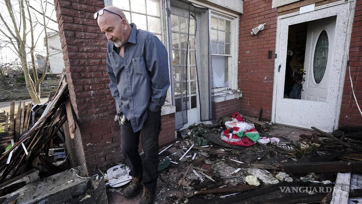 $!Timothy McDill se encuentra cerca de su casa dañada por el tornado en Mayfield, Kentucky. AP/Mark Humphrey