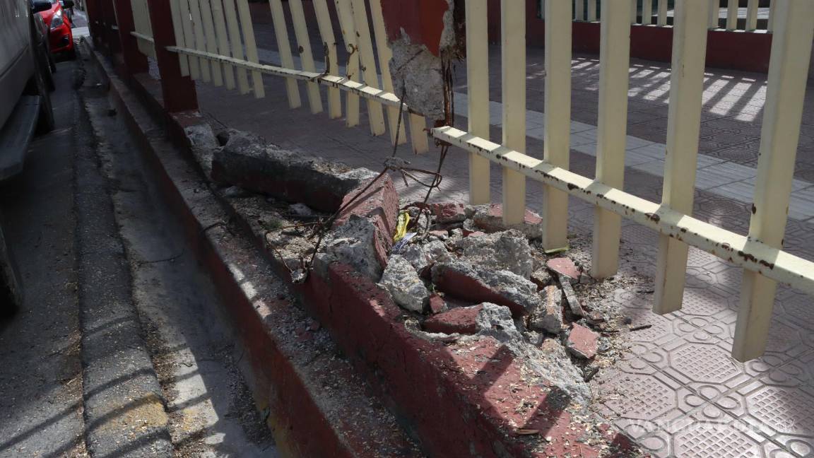 $!Daños a la malla protectora por un percance vial durante el receso escolar pasado.
