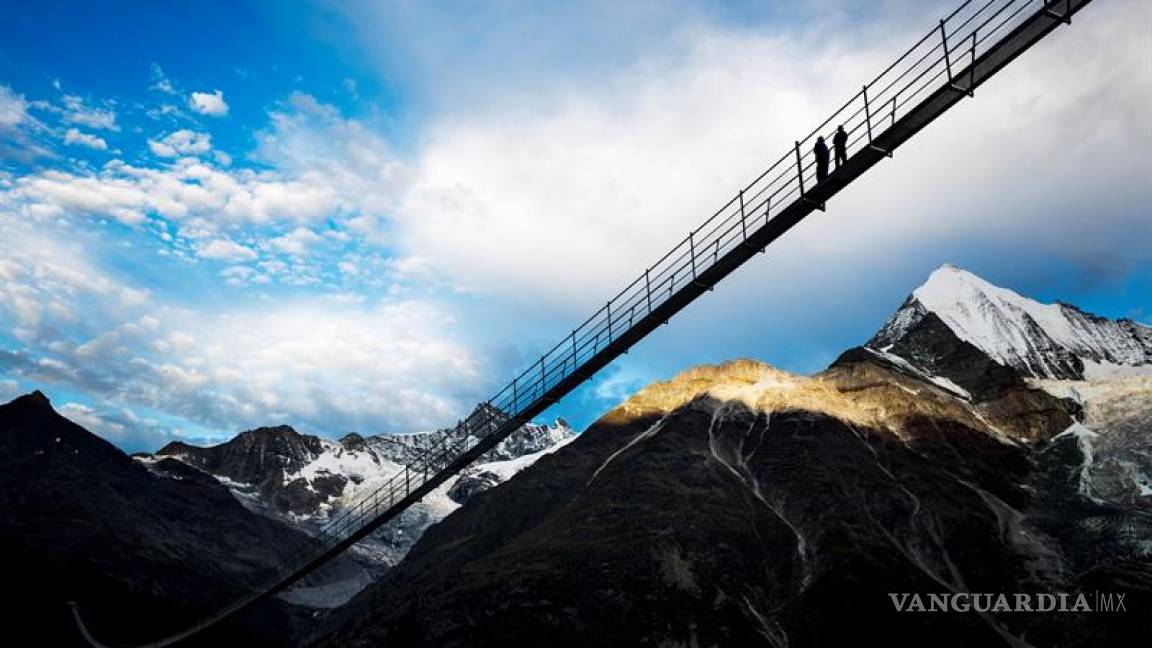 Inauguran en Suiza puente peatonal colgante más largo del mundo