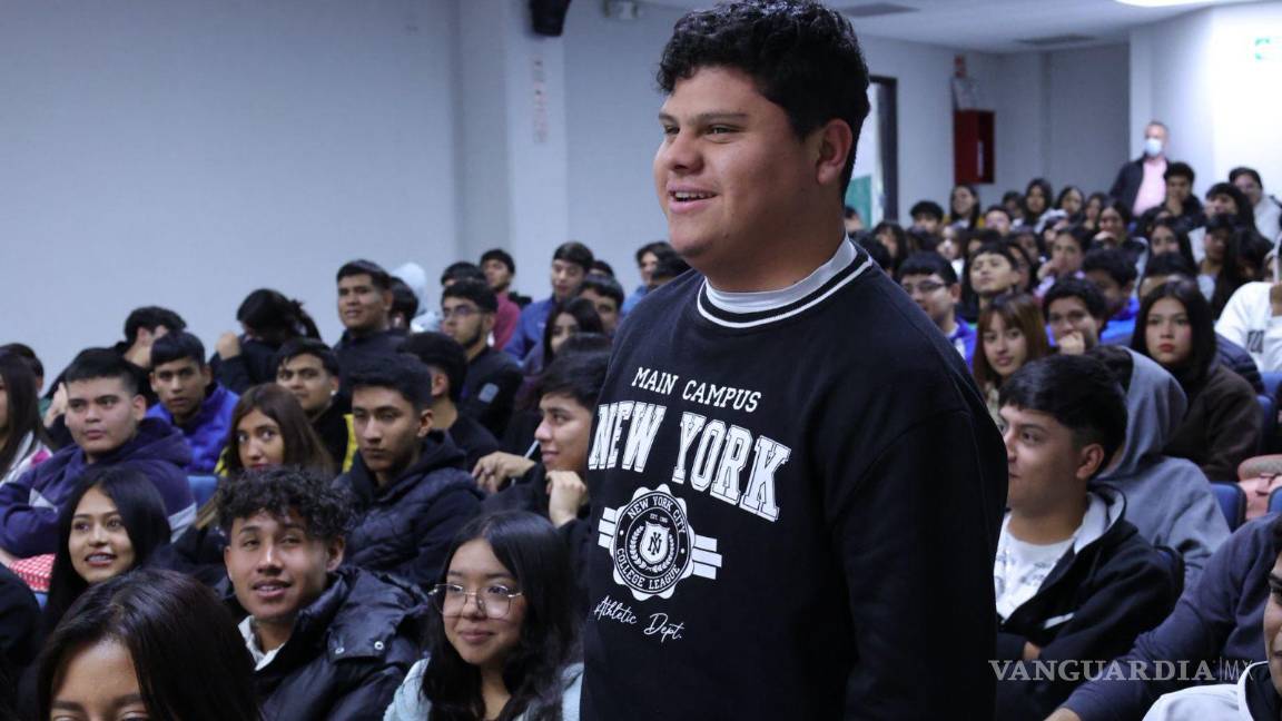 $!La charla con el empresario permitió a los estudiantes externar dudas respecto a la inserción en el sector industrial.