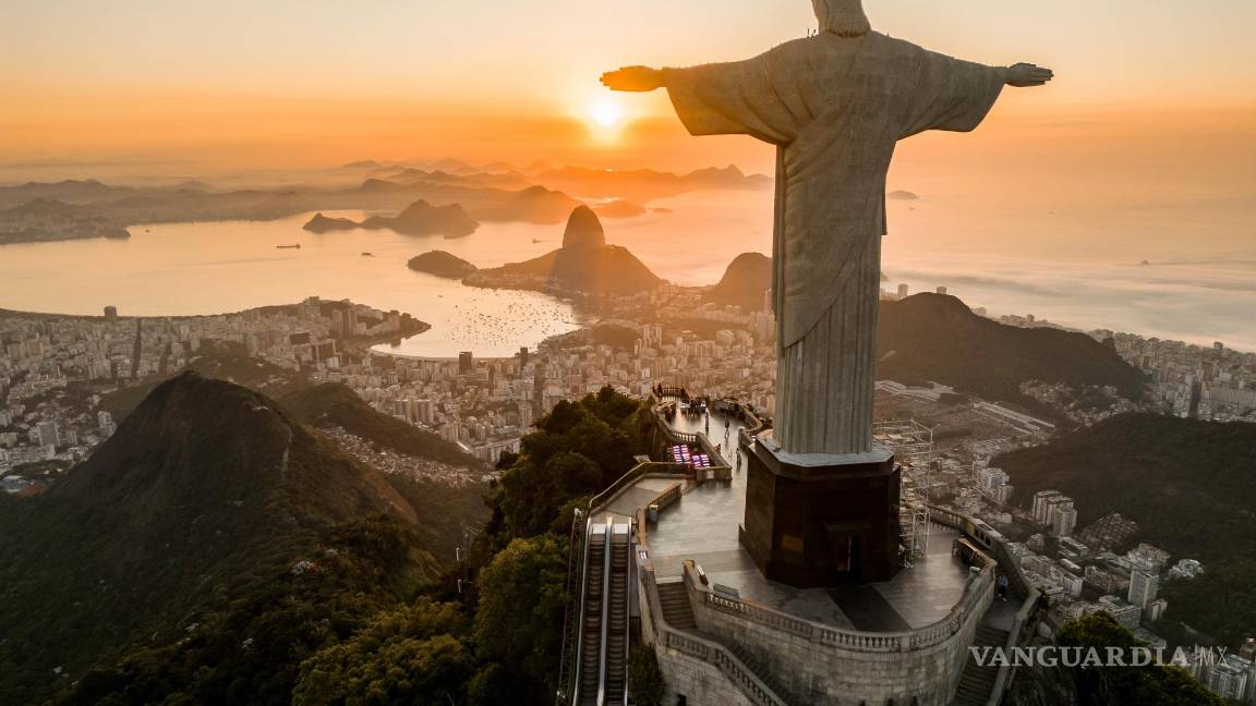 $!Atardecer en el Cristo Redentor del cerro Corcovado (Rio de Janeiro, Brasil), con el cerro Pan de Azúcar al fondo.