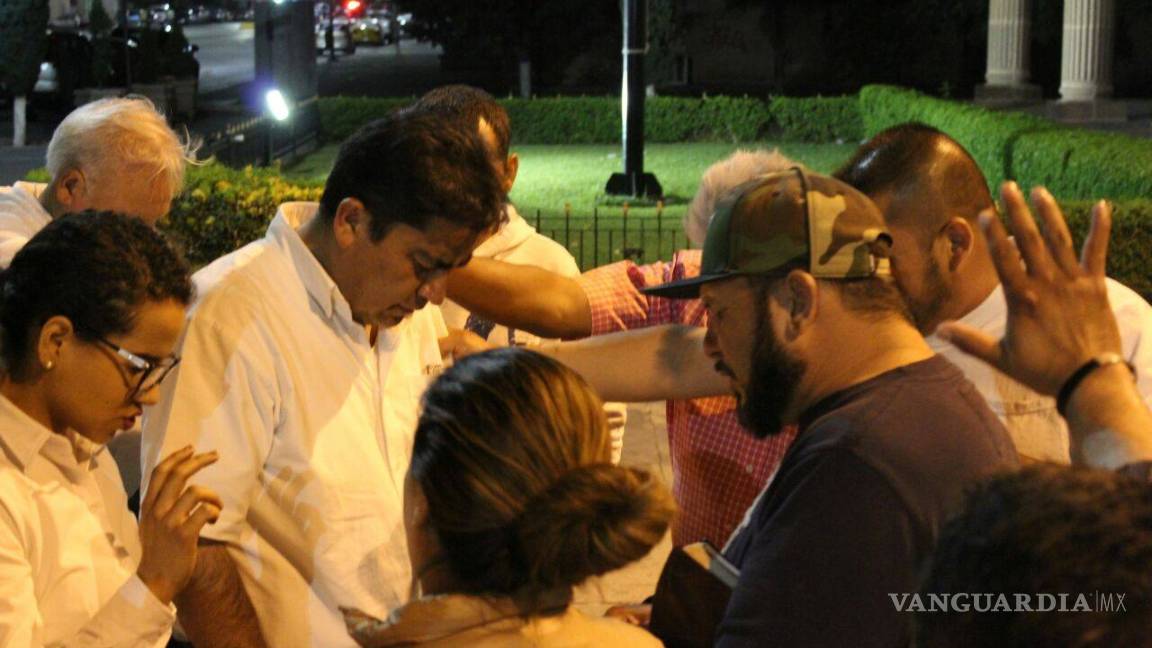 $!Eduardo Pacheco, abogado de Cristo Vive, oró frente al Congreso de Coahuila