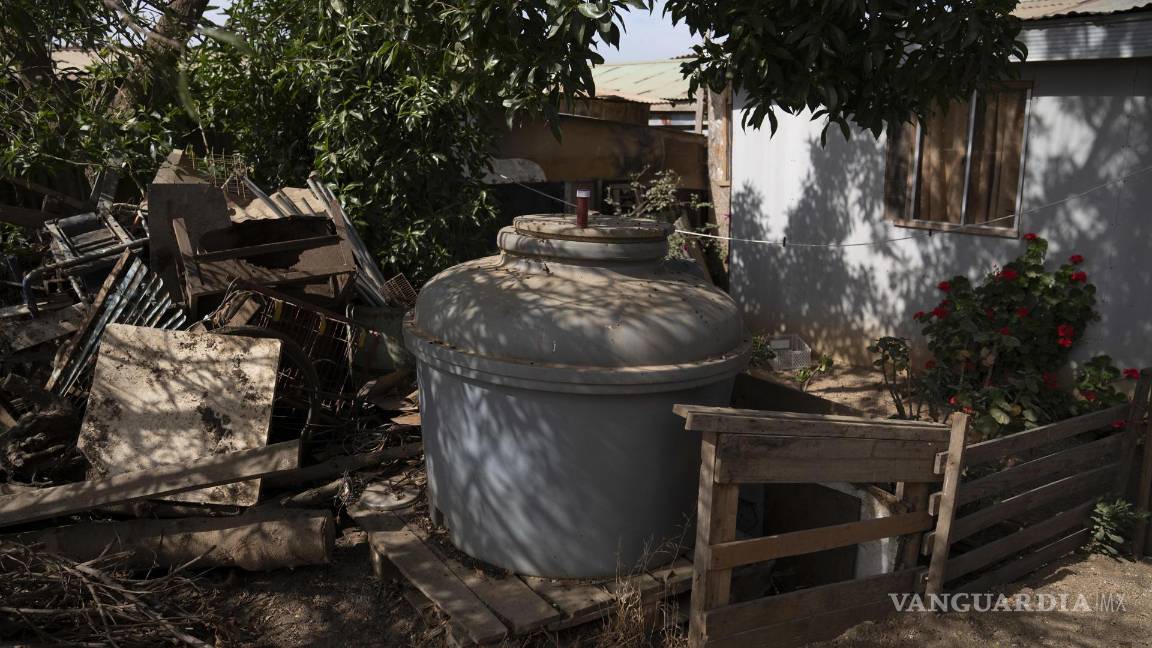 $!Fotografía de un estanque de agua en una casa sin acceso a agua potable, el 11 de abril de 2024, en el Campamento Parcela 11 de Forestal Alto en Viña del Mar, Chile.