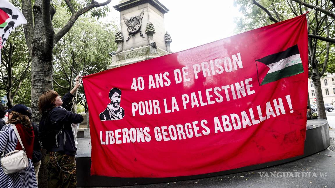 $!Un manifestante cuelga una pancarta con un mensaje que dice “40 años de prisión por Palestina, libertad para Georges Abdallah” en París, Francia.
