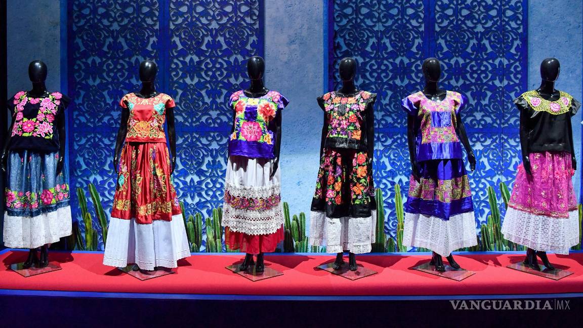 $!Vestidos se exhiben durante la inauguración de Frida Kahlo: The Life of an Icon, como parte del Festival de Sydney 2023, en Sydney, Australia.