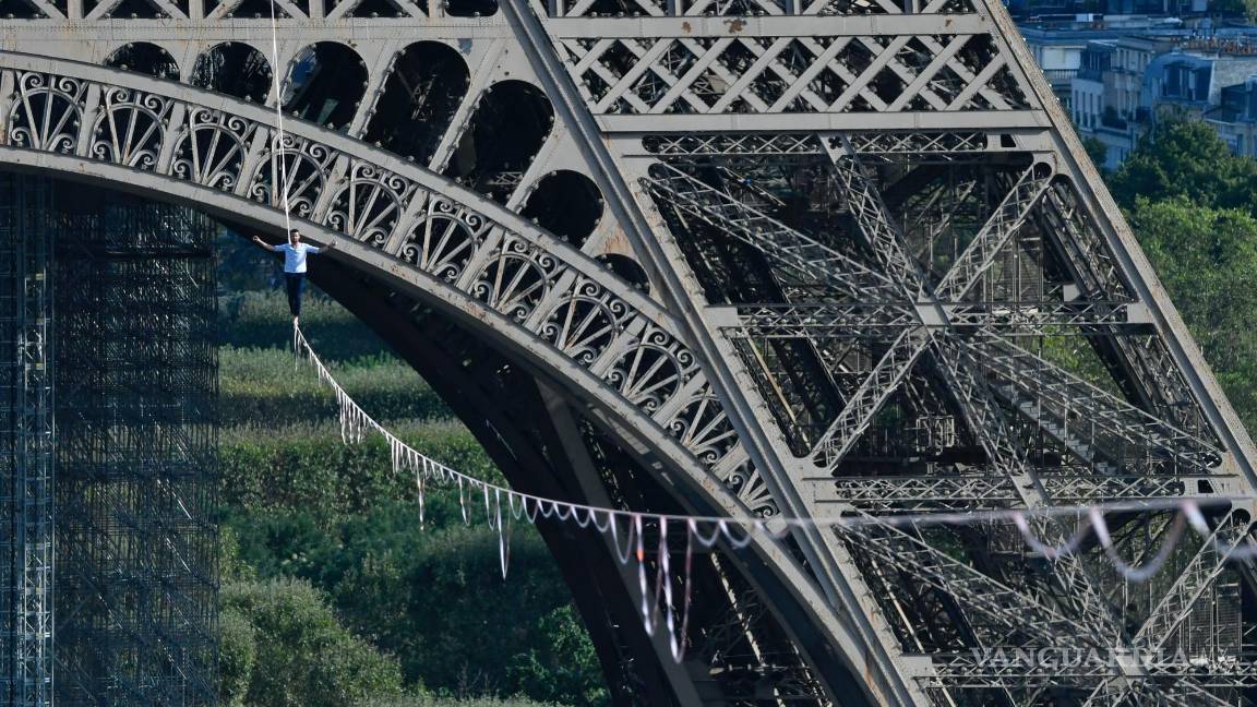 $!El acróbata francés Nathan Paulin camina por una línea alta desde la Torre Eiffel a través del río Sena, como parte de los eventos en Francia para los Días del Patrimonio Nacional en París. AP/Alain Jocard