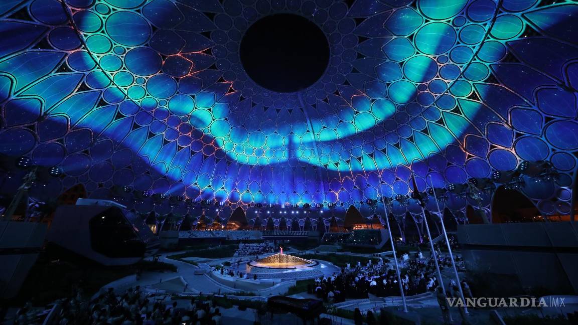 $!Los bailarines se presentan en el centro de espectáculos de Al Wasl Plaza en el sitio de la EXPO durante la ceremonia de apertura oficial de la EXPO 2020, Dubai, Emiratos Árabes Unidos. EFE/EPA/Ali Haider