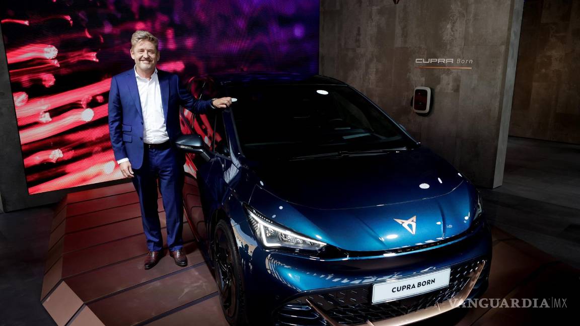 $!El presidente de Seat, Wayne Griffiths, junto a un Cupra Born, durante la presentación de la ofensiva eléctrica de la compañía que ha realizado en el Automobile, el Salón Internacional del Automóvil de Barcelona. EFE/El presidente de Seat, Wayne Griffiths