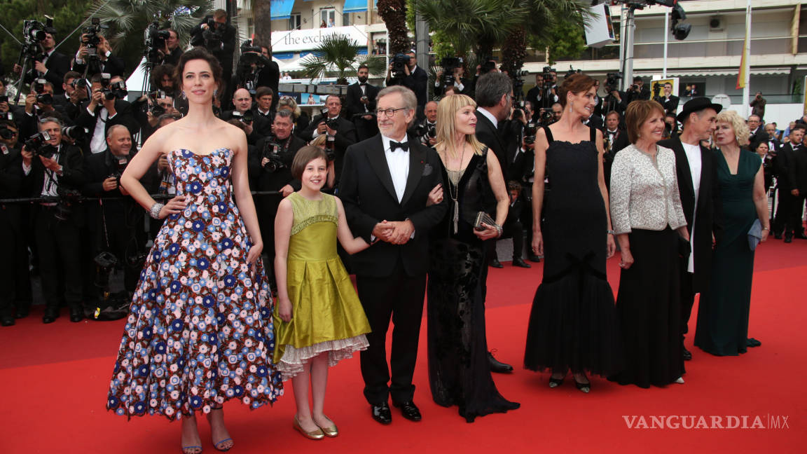 La alfombra roja de Cannes se llena de fantasía con Spielberg
