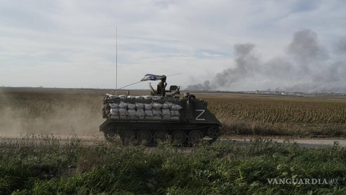 $!Israeli soldiers patrol as the smoke rises from the Gaza Strip after Israeli strikes on Saturday, Dec. 9, 2023. (AP Photo/Leo Correa)