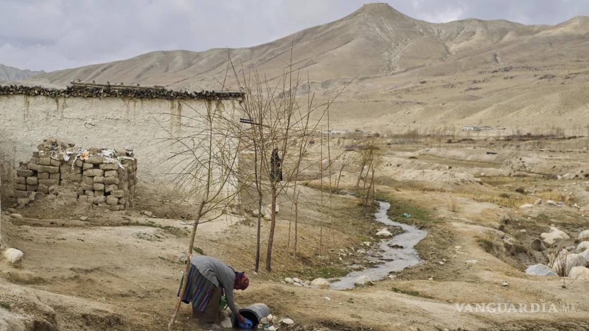 $!Una mujer recolecta agua en el asentamiento recién reubicado del poblado abandonado de Samjung, en la región de Mustang al oeste de Katmandú, Nepal.