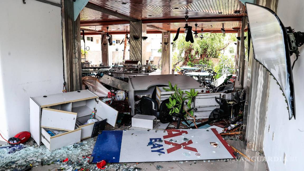 $!Una vivienda desmantelada por el huracán Otis en el balneario de Acapulco, en el estado de Guerrero, México.