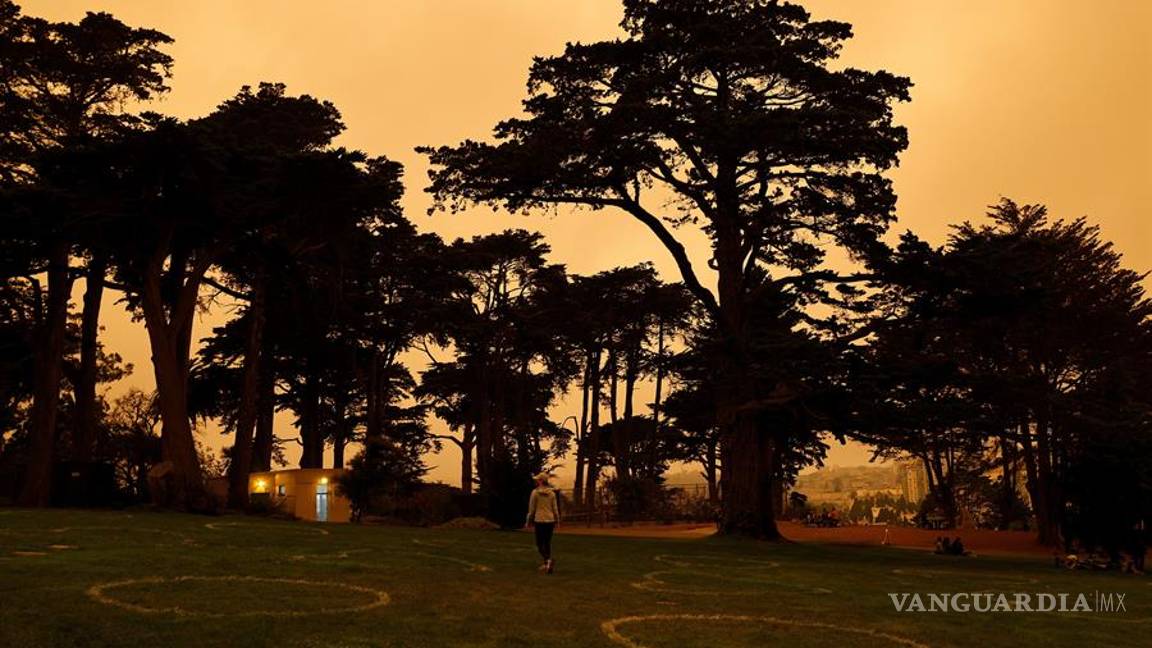 $!Incendios forestales pintan de un color naranja apocalíptico el cielo de San Francisco